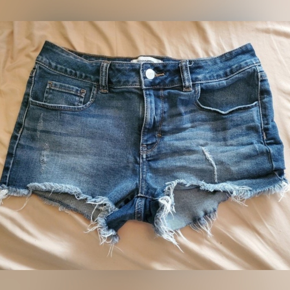 Victoria Secret cut off jean shorts. 2 front pockets and 2 back pockets.…